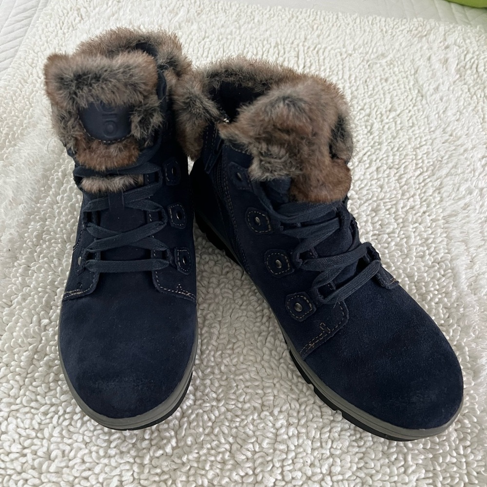 EARTH ORIGINS SHERPA SCARLETT Navy Blue Marine. Size 8